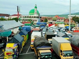 Pelabuhan Ketapang Padat, Wisatawan Harus Antre 1,5 Jam Menyeberang ke Bali