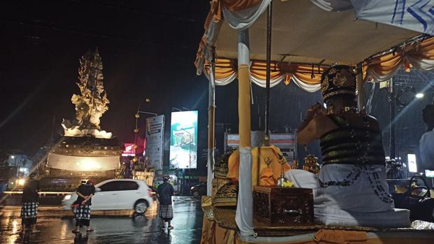 Pelaksanaan upacara pemelaspasan patung Wisnu Murti pada Jumat (23/12/2022) malam yang dipimpin Ida Pedanda Mas Putra Intaran dari Griya Perean. (chairul amri simabur/detikBali)
