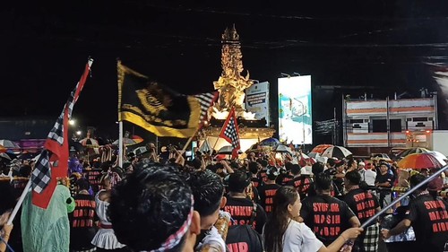 Pelaksanaan upacara pemelaspasan patung Wisnu Murti pada Jumat (23/12/2022) malam yang dipimpin Ida Pedanda Mas Putra Intaran dari Griya Perean. (chairul amri simabur/detikBali)