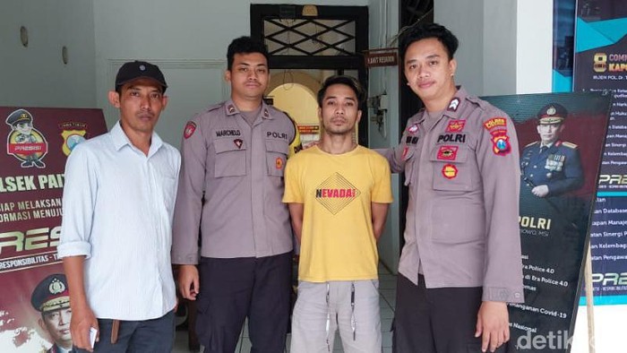 Pelaku (kaus kuning) saat ditangkap polisi