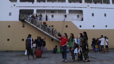 Suasana Pelabuhan Ahmad Yani Ternate, Ramai Pemudik Jelang Nataru
