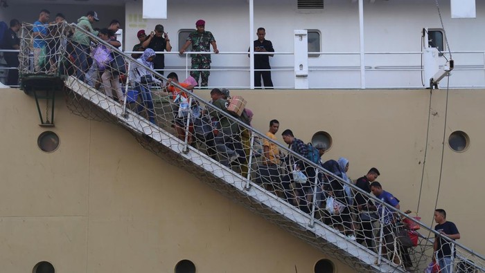 Pemudik Mulai Penuhi Pelabuhan Maluku KM Labobar yang membawa pemudik saat akan berlabuh tujuan Bitung meninggalkan Pelabuhan Ahmad Yani Kota Ternate, Maluku Utara, Jumat (23/12/2022). Ratusan pemudik asal Bitung Sulawesi Utara dan Pantoloan Sulawesi Tengah tersebut lebih memilih menggunakan transportasi jalur laut yang harganya masih relatif terjangkau untuk mudik merayakan Natal dan Tahun baru 2023 di kampung Halamanya. ANTARA FOTO/Andri Saputra/YU/nz.