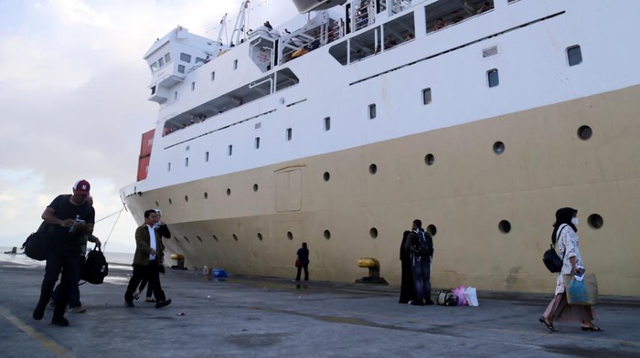 KM Labobar yang membawa pemudik saat akan berlabuh tujuan Bitung meninggalkan Pelabuhan Ahmad Yani  Kota Ternate, Maluku Utara, Jumat (23/12/2022). Ratusan pemudik asal Bitung Sulawesi Utara  dan Pantoloan Sulawesi Tengah tersebut lebih memilih menggunakan transportasi jalur laut yang harganya masih relatif terjangkau untuk mudik merayakan Natal dan Tahun baru 2023 di kampung Halamanya. ANTARA FOTO/Andri Saputra/YU/nz.