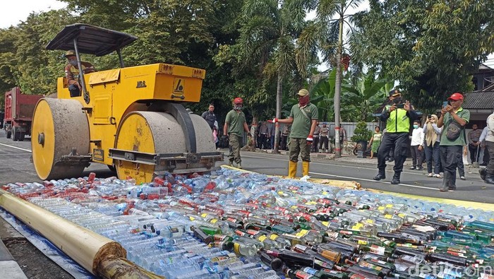 Pemusnahan 2.515 botol miras di Kota Blitar