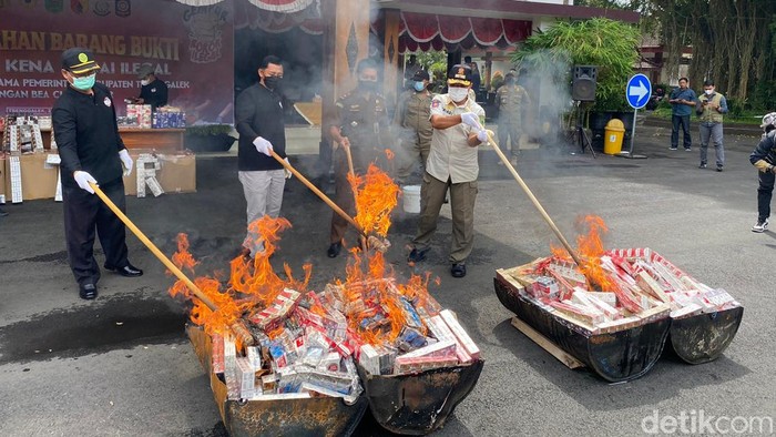 Pemusnahan rokok ilegal di Trenggalek