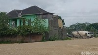 Rumah ini di atas lahan seluas sekitar 500 meter persegi. Di balik pagar besinya, pohon buah-buahan di halamannya masih rimbun. Jendela di lantai duanya tampak terbuka meski tak dihuni. Foto: Achmad Hussein Syauqi/detikJateng