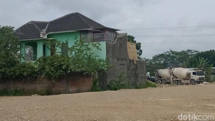 Penampakan rumah bertingkat yang masih berdiri di proyek tol Jogja-Solo di Klaten, Jumat (23/12/2022).