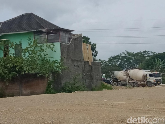 Penampakan rumah bertingkat yang masih berdiri di proyek tol Jogja-Solo di Klaten, Jumat (23/12/2022).