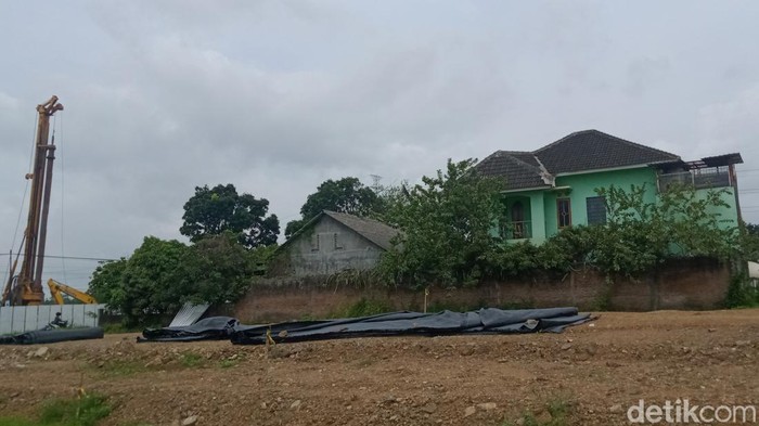 Penampakan rumah bertingkat yang masih berdiri di proyek tol Jogja-Solo di Klaten, Jumat (23/12/2022).