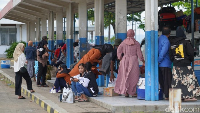 Penumpang telantar di Pelabuhan Bajoe, Bone, Sulsel.