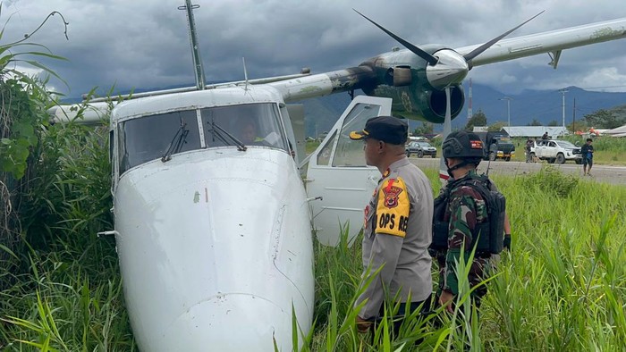 Pesawat Rimbun Air tergelincir di Bandara Moanemani Papua.