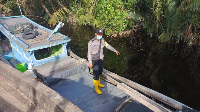 Petugas menunjukkan lokasi korban diterkam buaya. (Foto Istimewa)