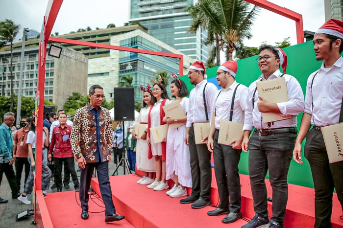 Pj Gubernur DKI Heru Budi Hartono mengunjungi Christmas Carol di Bundaran HI. (Humas Pemprov DKI)