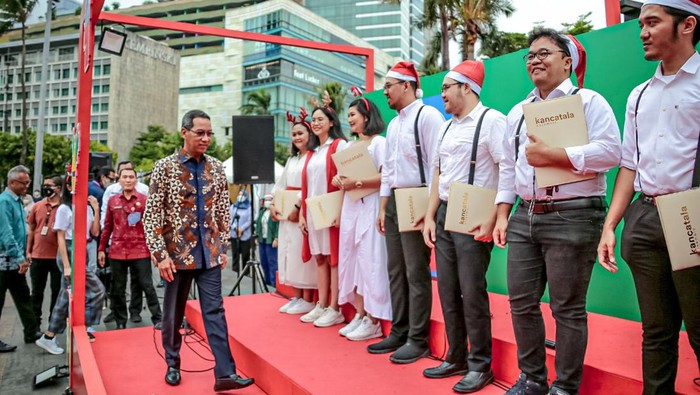 Pj Gubernur DKI Heru Budi Hartono mengunjungi Christmas Carol di Bundaran HI. (Humas Pemprov DKI)