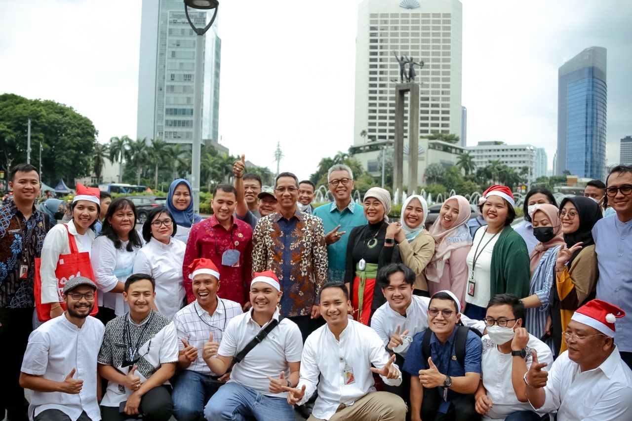 Pj Gubernur DKI Heru Budi Hartono mengunjungi Christmas Carol di Bundaran HI. (Humas Pemprov DKI)