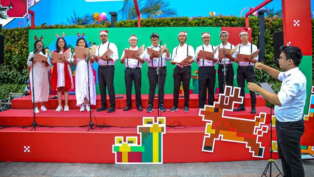 Pj Gubernur DKI Heru Budi Hartono mengunjungi Christmas Carol di Bundaran HI. (Humas Pemprov DKI)