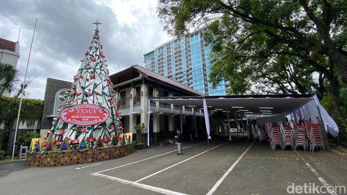 Pohon Natal di Gereja Katedral Santo Petrus, Kota Bandung.