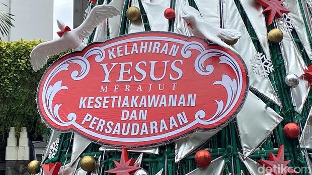 Pohon Natal di Gereja Katedral Santo Petrus, Kota Bandung.