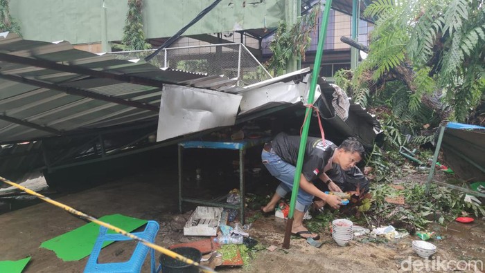 Pohon tumbang di Jalan Lasinrang Makassar menimpa warung bakso.