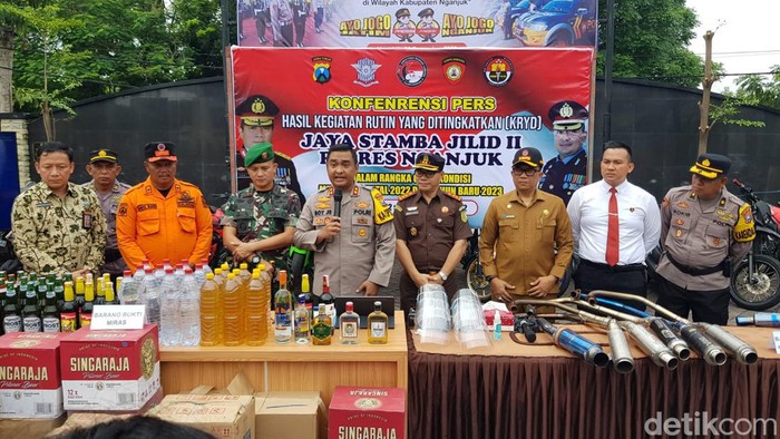 Polisi di Nganjuk menghancurkan ratusan knalpot brong dan botol miras