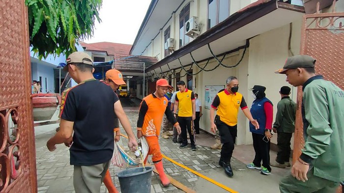Polisi dibantu PPSU bersih-bersih gereja
