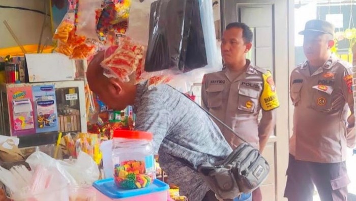 Polisi olah TKP di toko