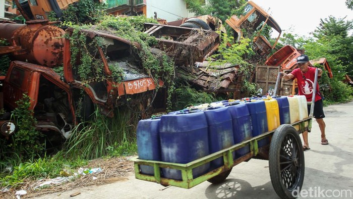 Truk-truk sampah yang telah rusak ditampung di kawasan Cengkareng, Jakarta Barat, Jumat (23/12). Area penampungan itu pun seperti tempat pemakaman truk.