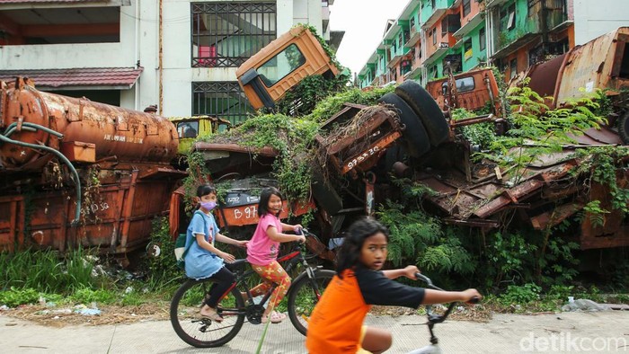 Potret 'Kuburan' Truk Sampah di Jakarta Barat Truk-truk sampah yang telah rusak ditampung di kawasan Cengkareng, Jakarta Barat, Jumat (23/12). Area penampungan itu pun seperti tempat pemakaman truk.