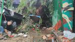 Potret Pohon Tumbang di Jalan Sungai Lariang Makassar Timpa 5 Warga