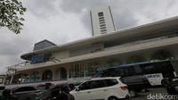Sejumlah pengendara melintas di dekat Halte Dukuh Atas 1, Jakarta Selatan, Jumat (23/12/2022).