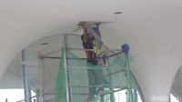 Pekerja tengah menyelesaikan revitalisasi halte tersebut.