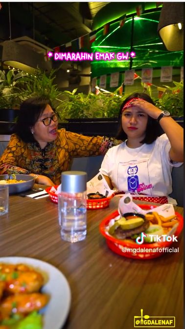 Pramusaji di Karen's Diner dimarahi emak-emak