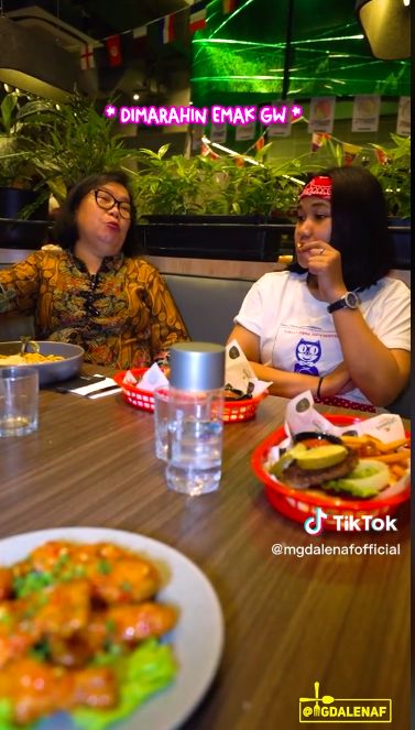 Pramusaji di Karen's Diner dimarahi emak-emak