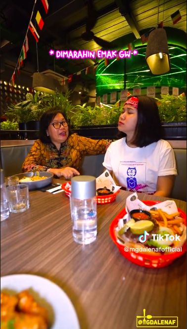 Pramusaji di Karen's Diner dimarahi emak-emak