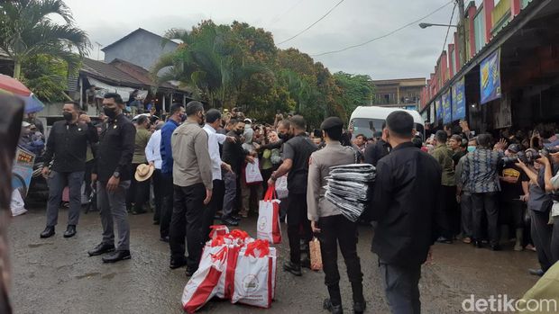 Presiden Joko Widodo (Jokowi) mengunjungi Pasar Cigombong, Bogor, Jawa Barat.