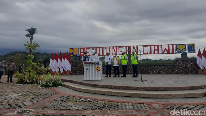 Presiden Joko Widodo (Jokowi) meresmikan Bendungan Ciawi, Kabupaten Bogor, Jawa Barat. (Kanavino/detikcom)