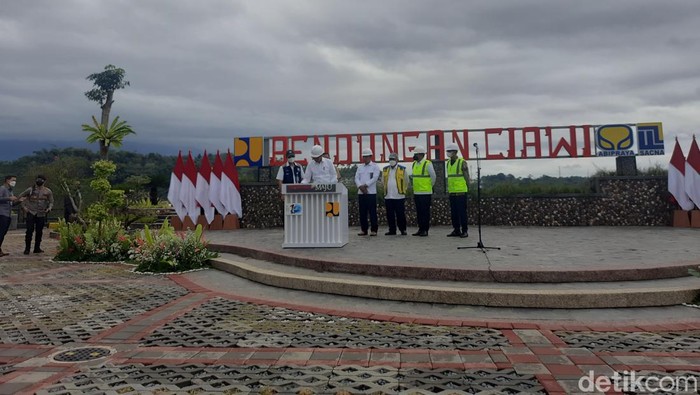 Presiden Joko Widodo (Jokowi) meresmikan Bendungan Ciawi, Kabupaten Bogor, Jawa Barat. (Kanavino/detikcom)