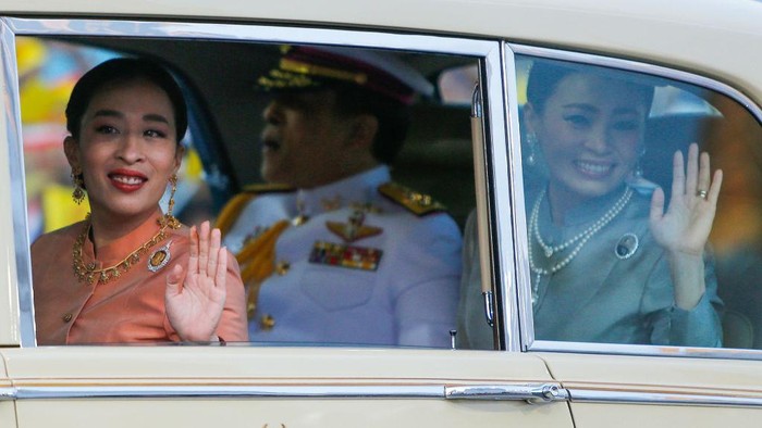 BANGKOK, THAILAND - 2020/11/01: Thailands King Maha Vajiralongkorn and Queen Suthida, and  Princess Bajrakitiyabha (L) arrive at The Grand Palace in Bangkok.
People dressed in yellow flocked to Bangkoks Sanam Luang and the Temple of the Emerald Buddha to demonstrate their loyalty to His Majesty the King. (Photo by Chaiwat Subprasom/SOPA Images/LightRocket via Getty Images)