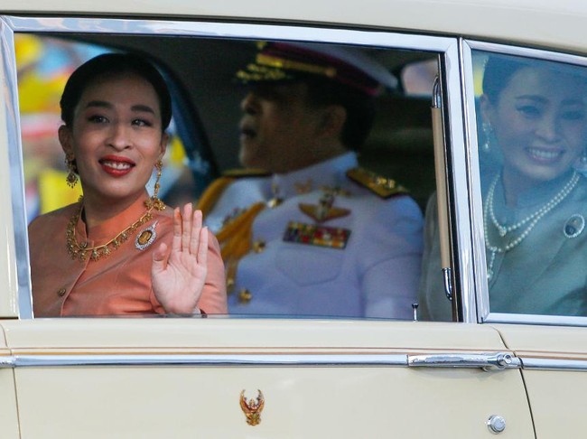BANGKOK, THAILAND - 2020/11/01: Thailands King Maha Vajiralongkorn and Queen Suthida, and  Princess Bajrakitiyabha (L) arrive at The Grand Palace in Bangkok.
People dressed in yellow flocked to Bangkoks Sanam Luang and the Temple of the Emerald Buddha to demonstrate their loyalty to His Majesty the King. (Photo by Chaiwat Subprasom/SOPA Images/LightRocket via Getty Images)