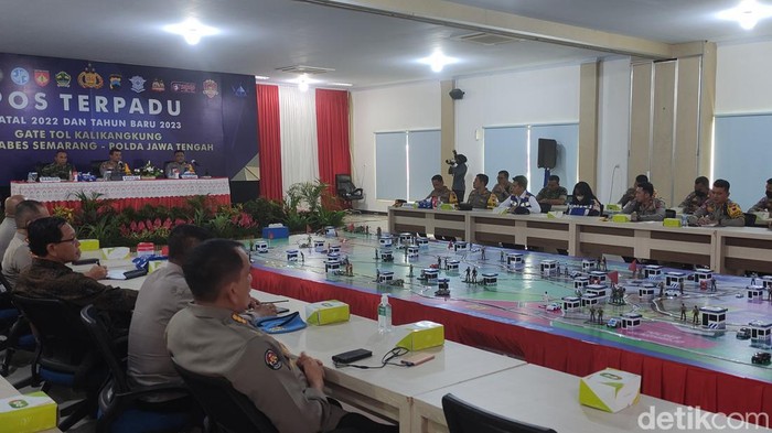 Rakor pengamanan lalu lintas saat Nataru di Gerbang Tol Kalikangkung, Semarang, Jumat (23/12/2022).