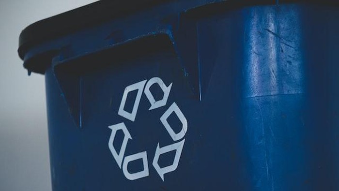 Recycle atau daur ulang.