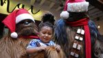 Relawan Berkostum Star Wars Bagi-bagi Hadiah ke Anak Kecil di Kolombia