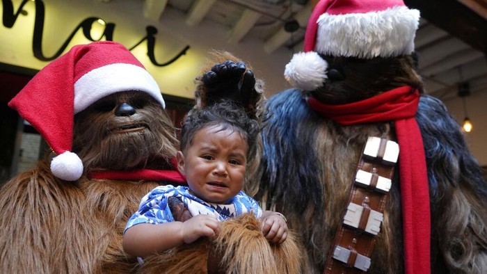 Relawan Berkostum Star Wars Bagi-bagi Hadiah ke Anak Kecil Libur natal telah tiba. Para relawan dari yayasan di Kolombia menghibur sekaligus membagikan hadiah kepada anak-anak kecil dengan mengenakan kostum star Wars.