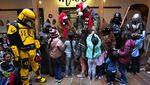 Relawan Berkostum Star Wars Bagi-bagi Hadiah ke Anak Kecil di Kolombia