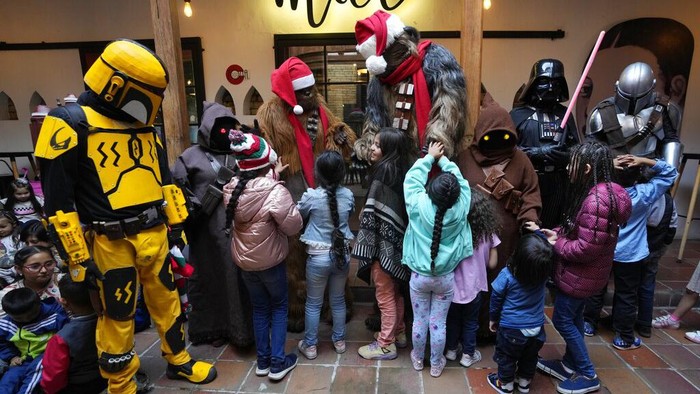 Relawan Berkostum Star Wars Bagi-bagi Hadiah ke Anak Kecil Libur natal telah tiba. Para relawan dari yayasan di Kolombia menghibur sekaligus membagikan hadiah kepada anak-anak kecil dengan mengenakan kostum star Wars.