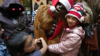 Mereka memakai kostum karakter Star Wars untuk menghibur anak-anak kecil.