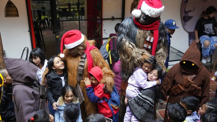 Relawan Berkostum Star Wars Bagi-bagi Hadiah ke Anak Kecil Libur natal telah tiba. Para relawan dari yayasan di Kolombia menghibur sekaligus membagikan hadiah kepada anak-anak kecil dengan mengenakan kostum star Wars.