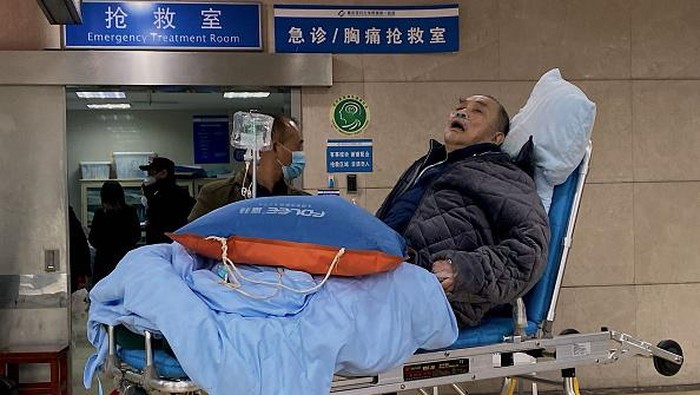 RI Mau Cabut PPKM, China Masih Kewalahan Hadapi Lonjakan COVID-19 An elderly covid-19 coronavirus patient lies on a stretcher at the emergency ward of the First Affiliated Hospital of Chongqing Medical University in China's southwestern city of Chongqing on December 22, 2022. (Photo by Noel Celis / AFP) (Photo by NOEL CELIS/AFP via Getty Images)