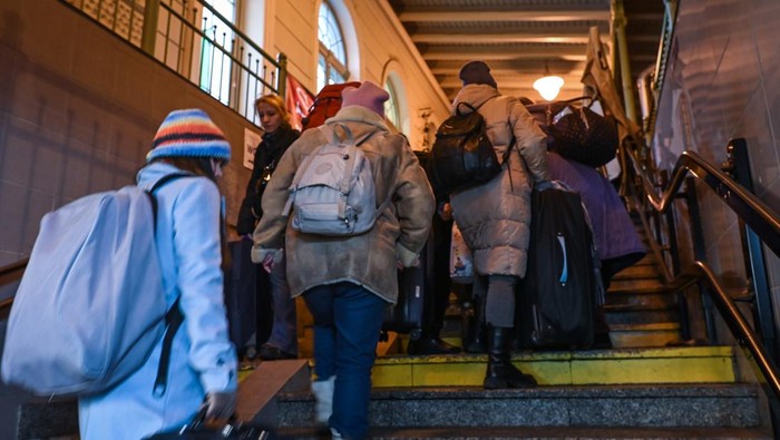 Ukrainians standing in line at passport control after arriving in the evening train from Ukraine to Przemysl railway station.
According to research conducted by Lalafo, about half of Ukrainians who came to Poland because of the war are of working age. Over 96% are women aged 30-50, 16% are under this age, and 10% are elderly. As per the Lalafo survey, almost 90% have children, usually one or two. Half of forced migrants from Ukraine want to return home after the war, while about 12% express a desire to stay in Poland.
On Thursday, December 22, 2022, in Przemysl, Subcarpatian Voivodeship, Poland. (Photo by Artur Widak/NurPhoto via Getty Images)