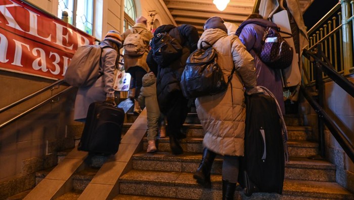 Ukrainians standing in line at passport control after arriving in the evening train from Ukraine to Przemysl railway station.
According to research conducted by Lalafo, about half of Ukrainians who came to Poland because of the war are of working age. Over 96% are women aged 30-50, 16% are under this age, and 10% are elderly. As per the Lalafo survey, almost 90% have children, usually one or two. Half of forced migrants from Ukraine want to return home after the war, while about 12% express a desire to stay in Poland.
On Thursday, December 22, 2022, in Przemysl, Subcarpatian Voivodeship, Poland. (Photo by Artur Widak/NurPhoto via Getty Images)